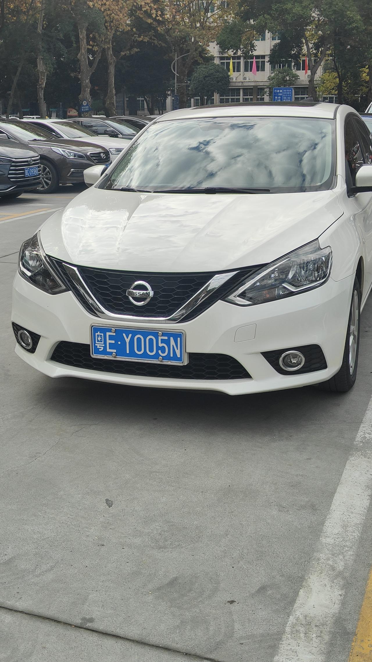 轩逸经典前机盖为什么比同级别车短很多呢？不止这前机盖后备箱也比同级别朗逸卡