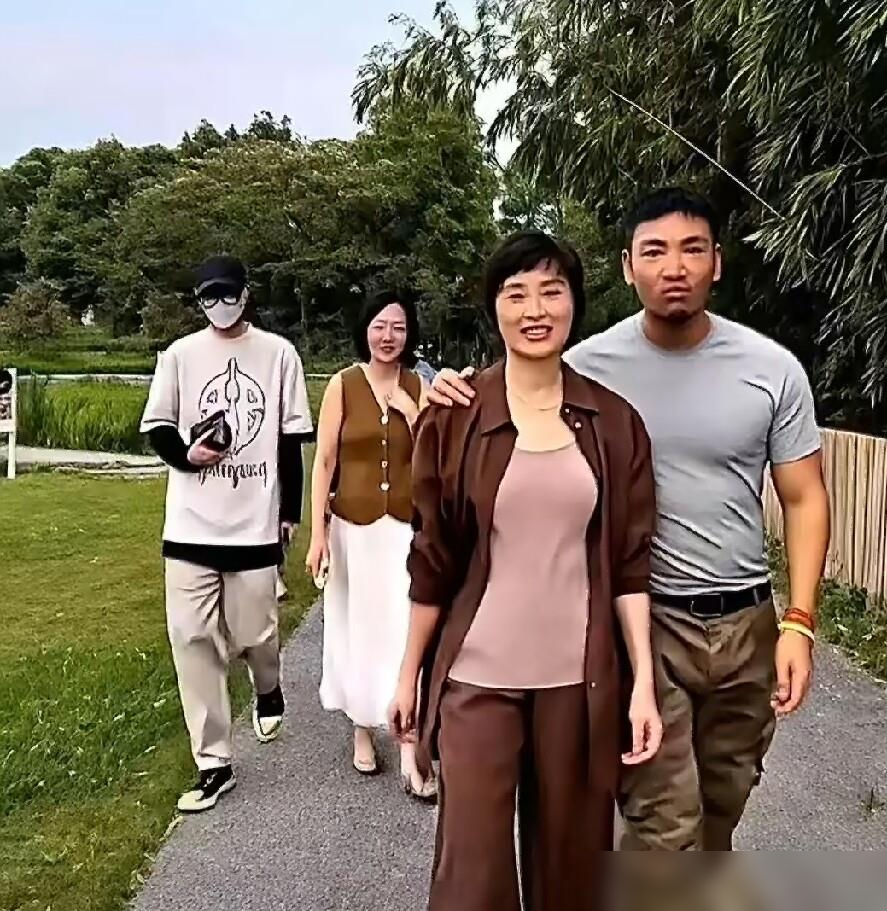 吴越又被结婚了，对象从辛柏青传到各种老戏骨，连张合照都能编成官宣。她不发声明，不骂营销号，就撂下一句