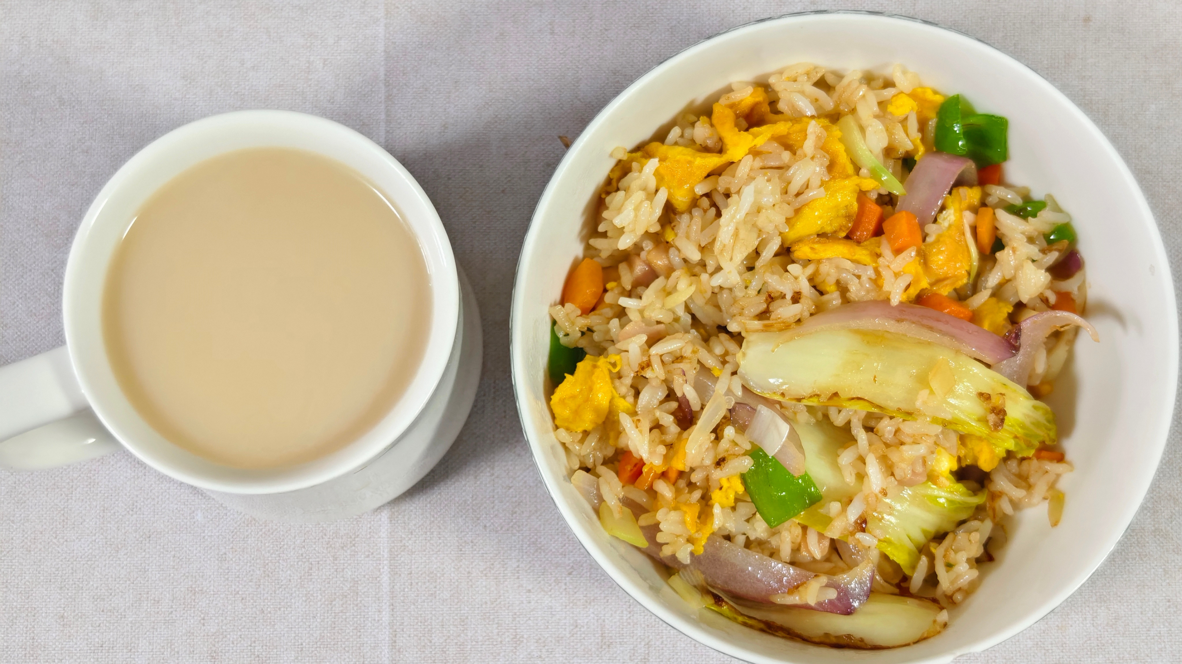 午饭一杯奶茶，一碗炒饭。
