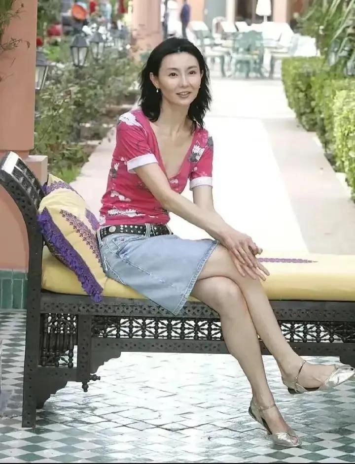 张曼玉的美，还是那么自然、清澈。即便是上了年纪，也没有影响她的魅力。