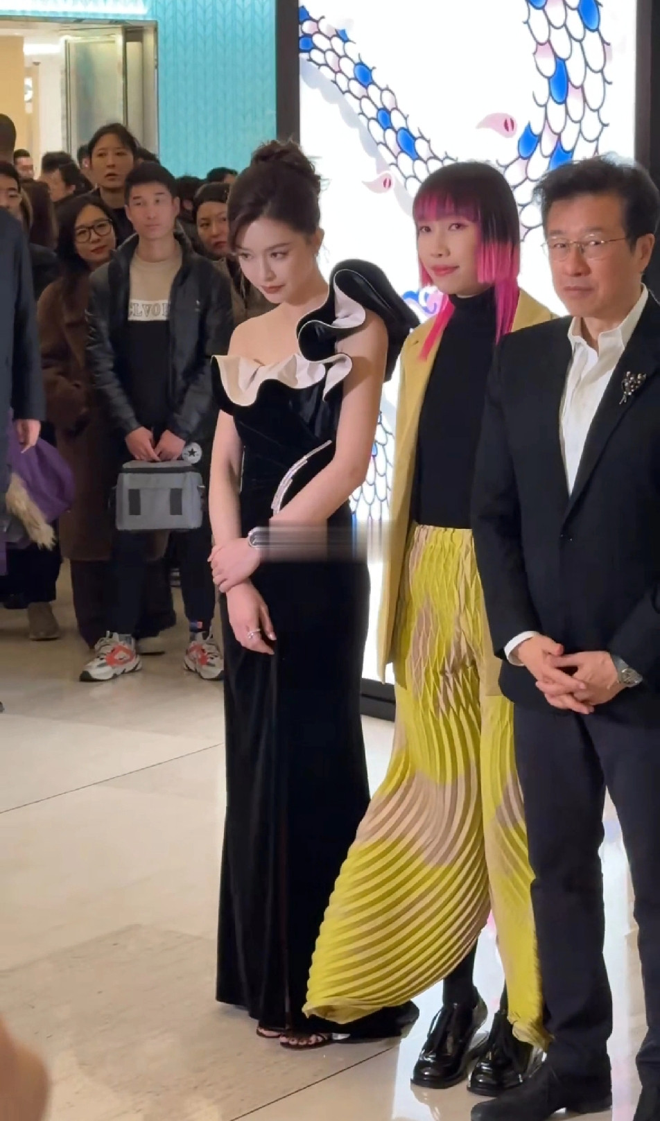 文咏珊穿那么漂亮，拍照让人家站在边边上，也难怪文咏珊黑着脸不停翻白眼，这个品牌确