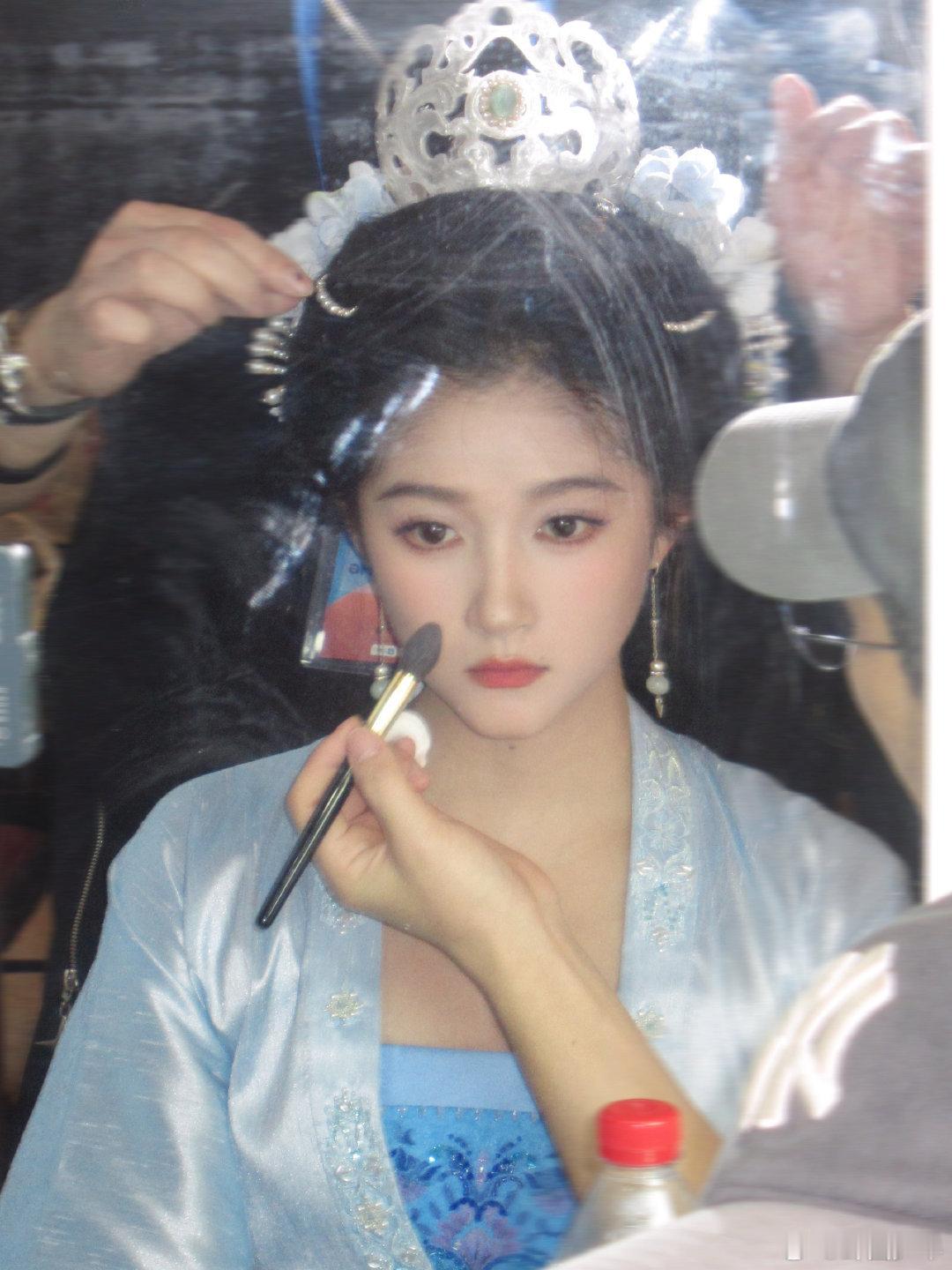 古装关晓彤上线一袭古装惊鸿现！关晓彤解锁古风新造型，眉眼间尽是古典韵味，氛围感