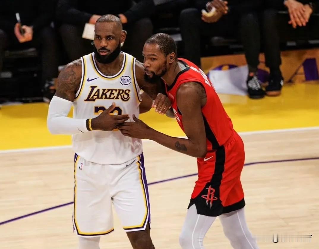 火箭战绩终于把湖人稍微甩开了！输赢不再神同步了：1、火箭：战绩30胜17负，