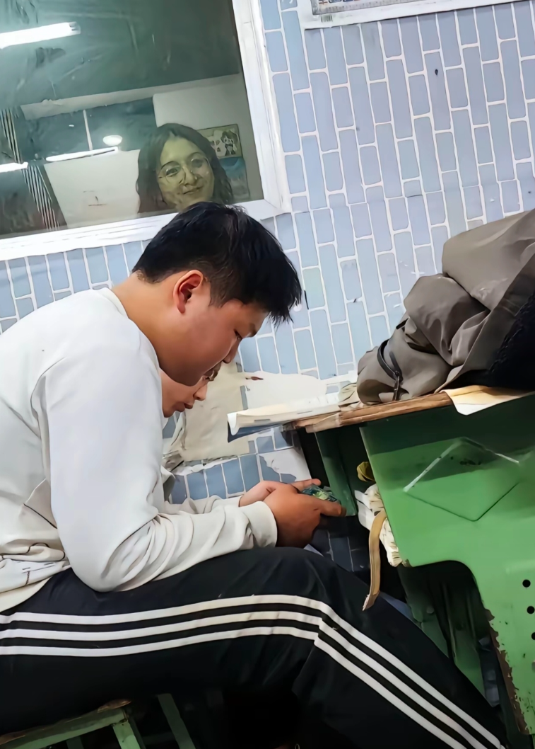 老师来了他们还在玩手机