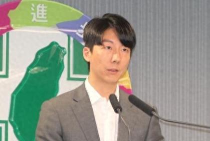 针对柯文哲被喷辣椒水，民进党发言人吴峥表示，黄国昌在警方调查结果出炉前，就大放厥