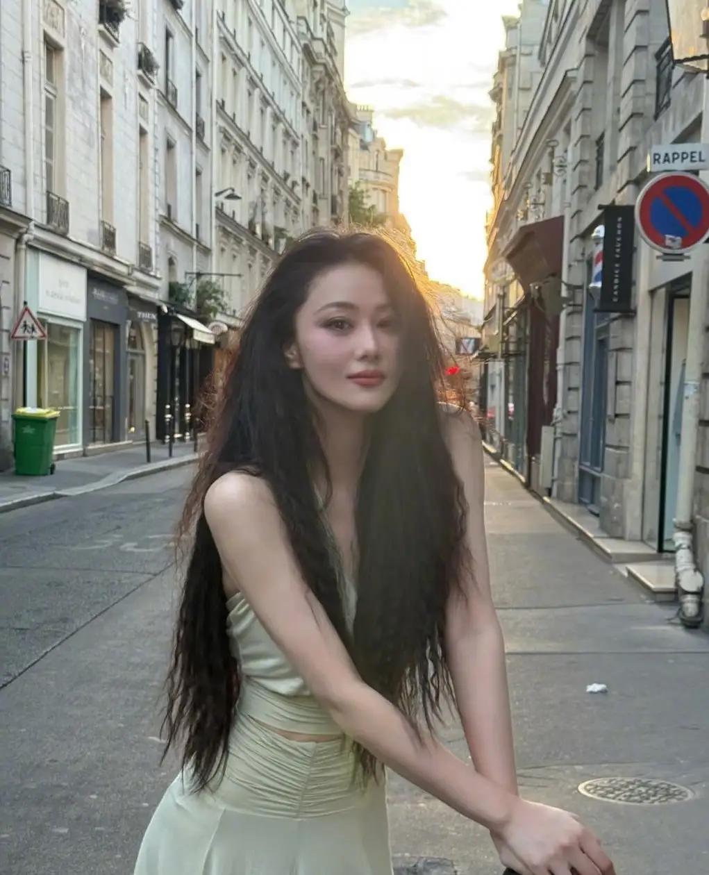 不是我想说张馨予，实在很多人都有点理解不了。外形亮眼、气质出众，还有家庭在
