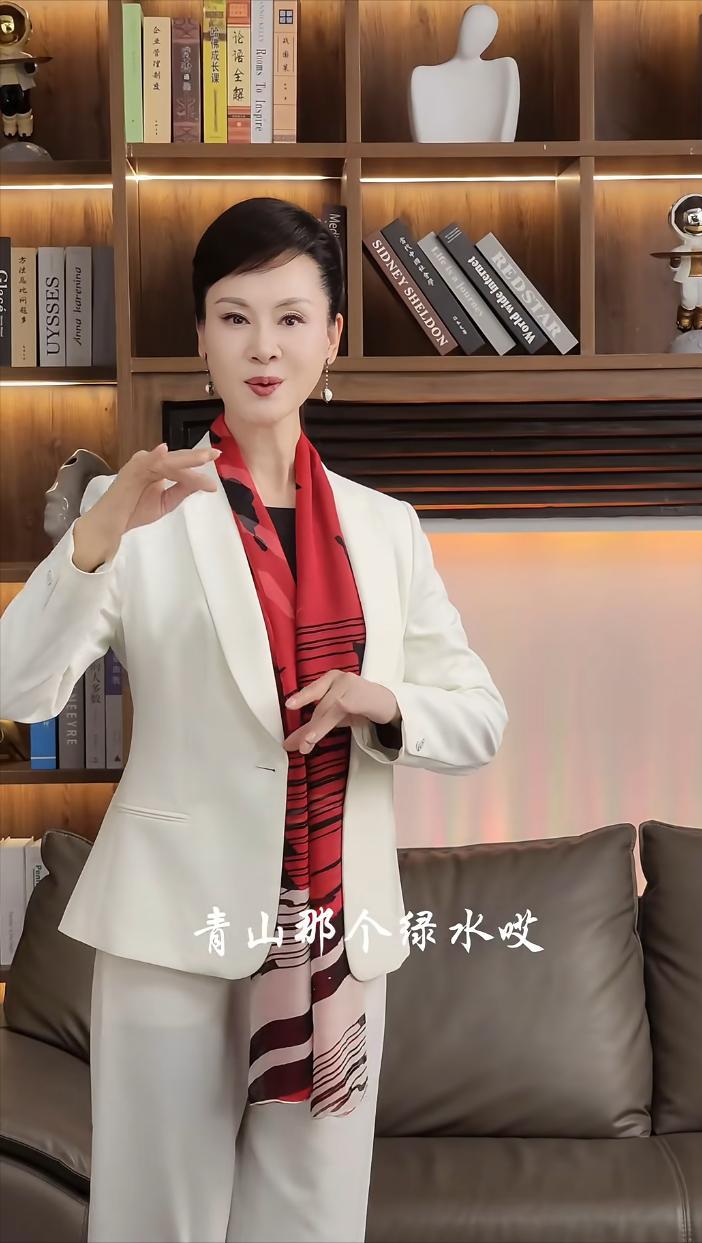 59岁于文华罕见晒北京别墅！上下两层装修雅致温馨，二婚老公很是年轻又帅气~知