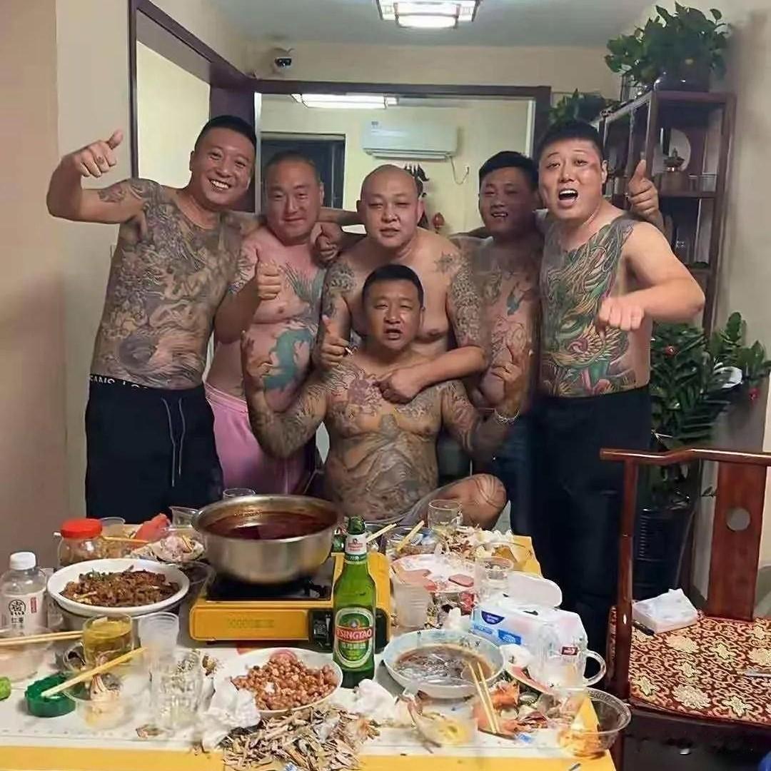 同事发了一张她老公一帮兄弟的合影，她想说明什么呢？