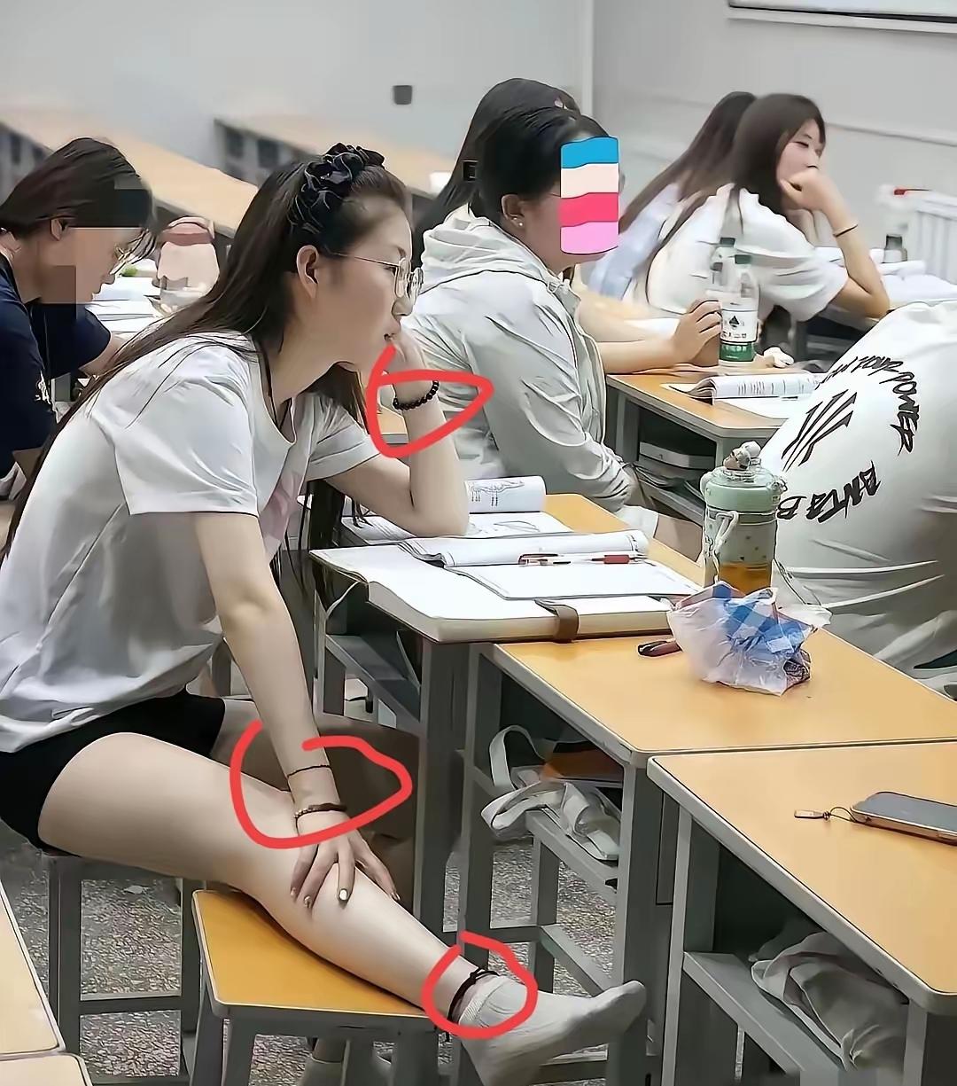 咱就是说今天刷到个迷惑发言！有人看到女大学生身上带四根不同样式的皮筋，就疑惑