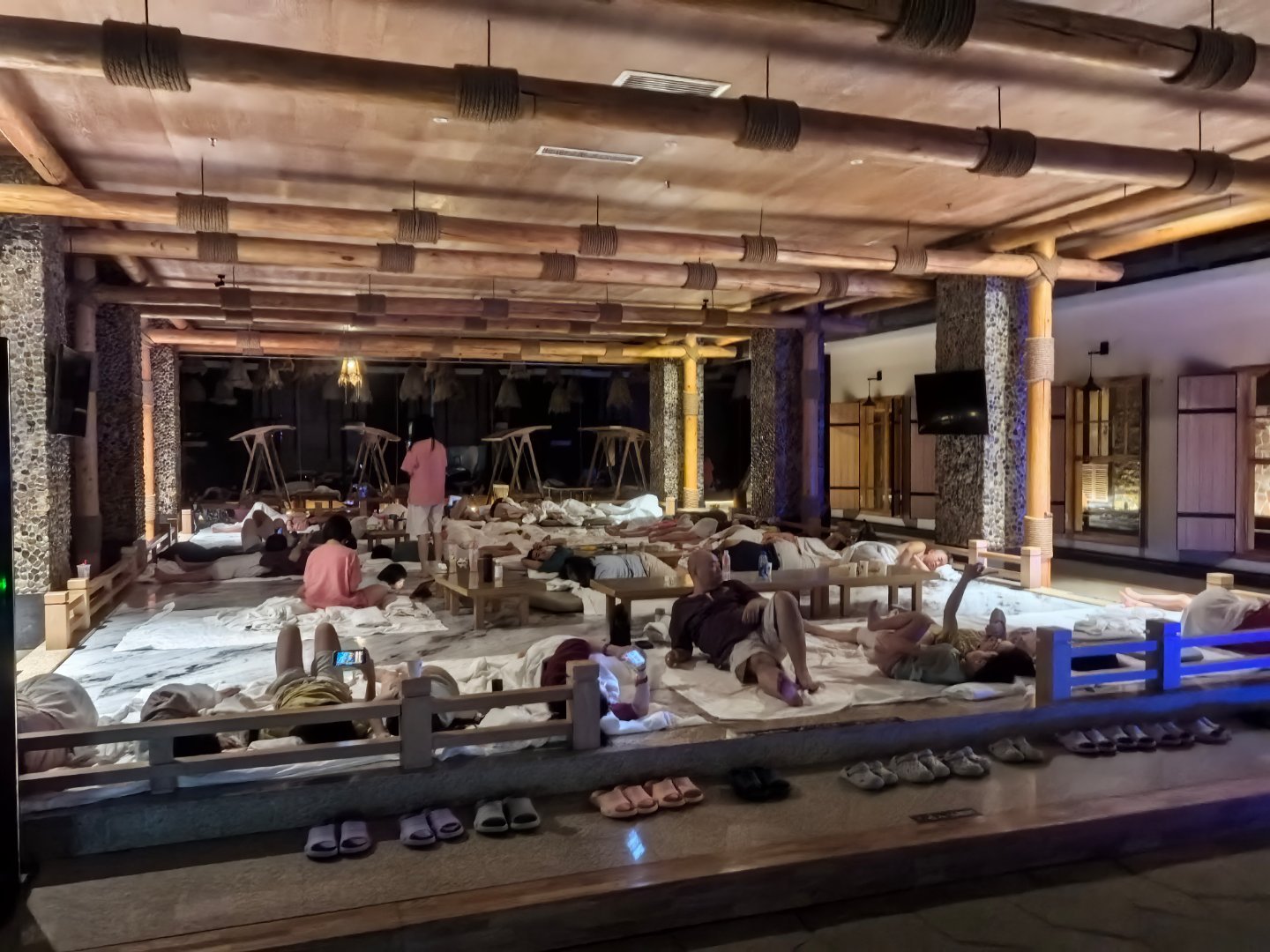 来沈阳洗浴的路上遇到一台汇天，第一次见真车还是很大的。另外，沈阳的洗浴确实气派，