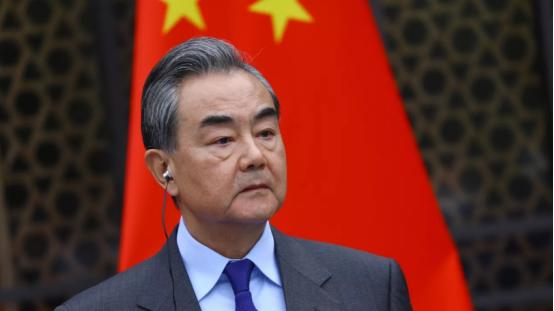 王毅挂断电话，伊朗援兵终于赶到，局面变成2对1，混合战争开打 就在美国财政部