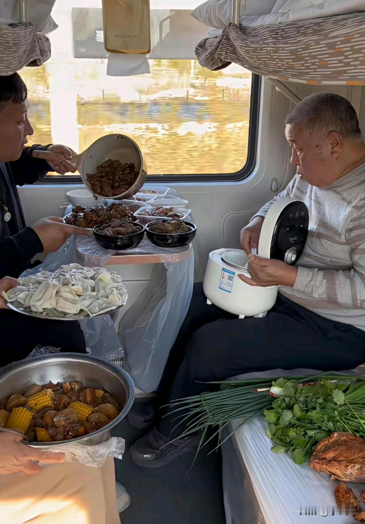 一家人直接把火车当成自己家了，吃得比下饭店吃的还丰富！