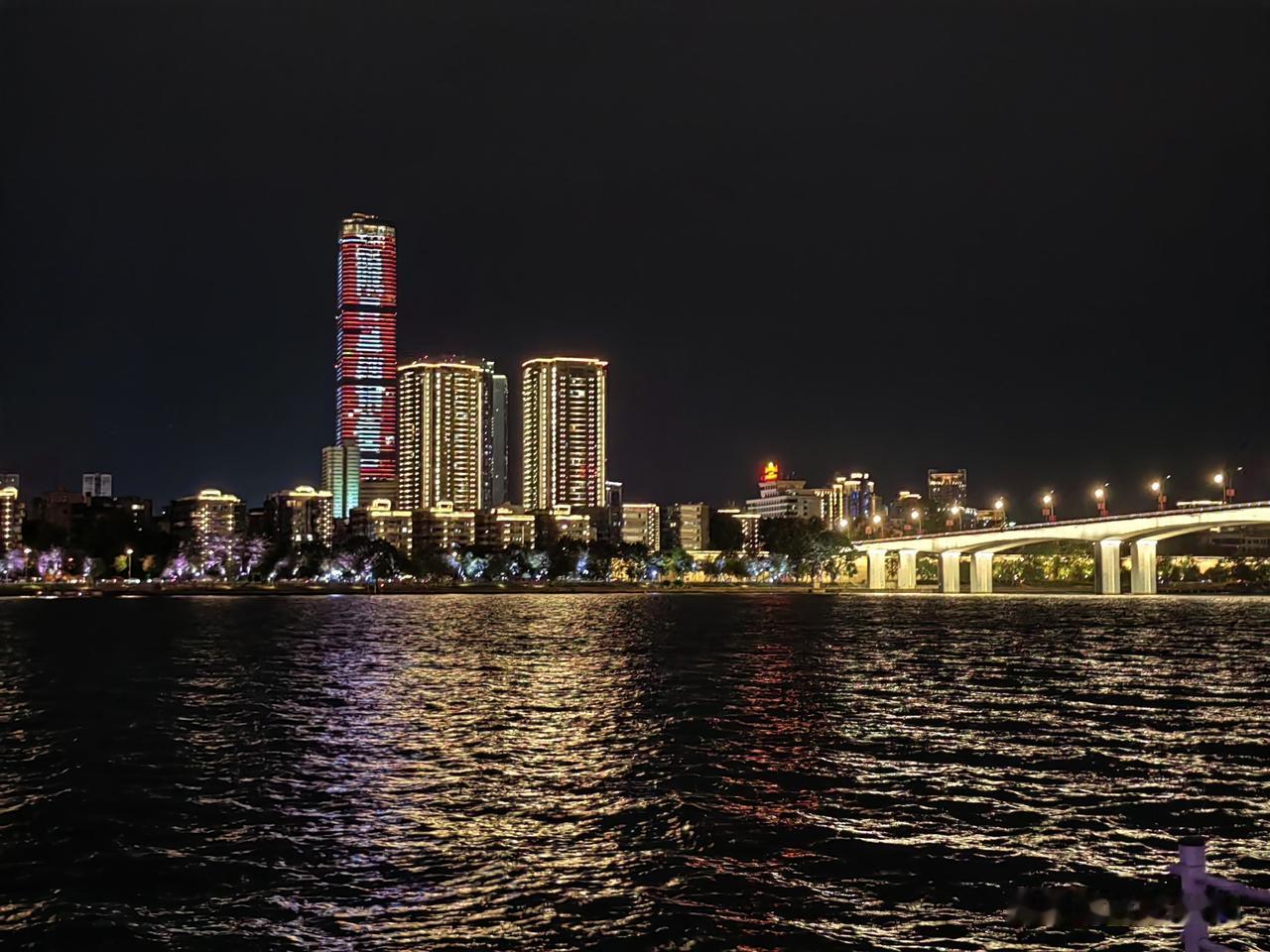 亲友在深圳租房，二十多平米约900元。我在柳州市区的房子，七十平，才租得一千块
