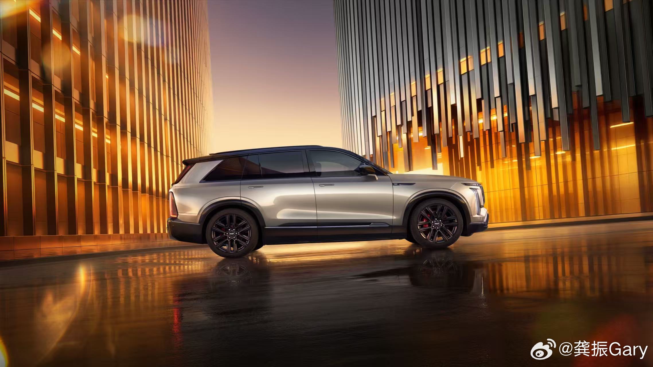 凯雷德弟弟叫凯威德。车长超5.2米、车宽超2米，经典的钻石切割，22英寸轮毂搭配