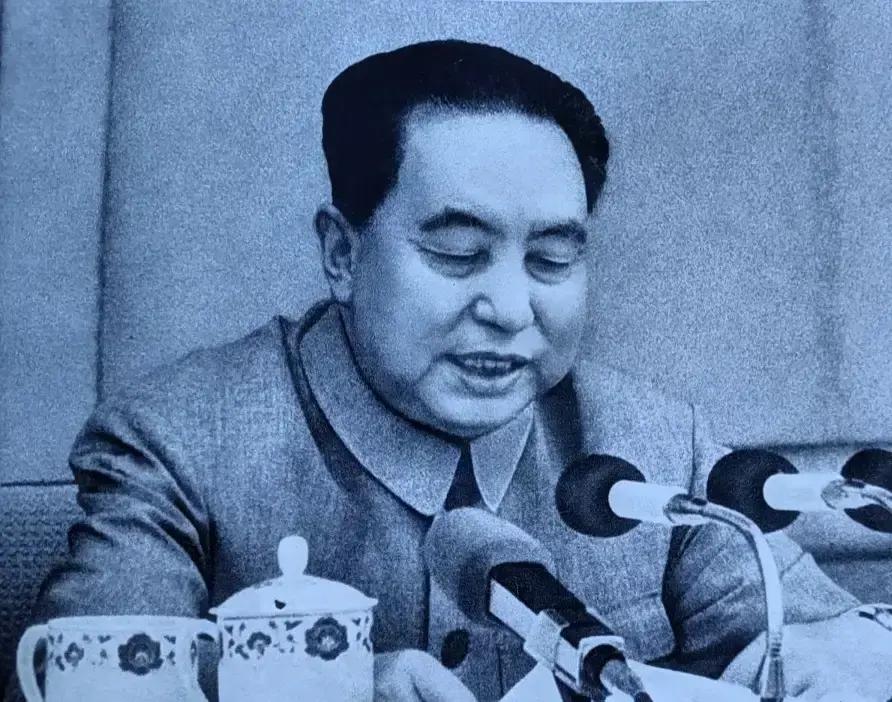 1980年华老辞去所有职务后，一次会议上有人想秋后算账，追究他的责任，开国上将许