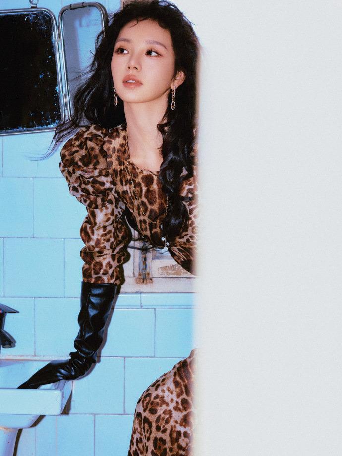 田曦薇豹纹裙皮手套田曦薇辣妹豹纹妆田曦薇豹纹裙皮手套，田曦薇辣妹豹纹妆，谁懂这