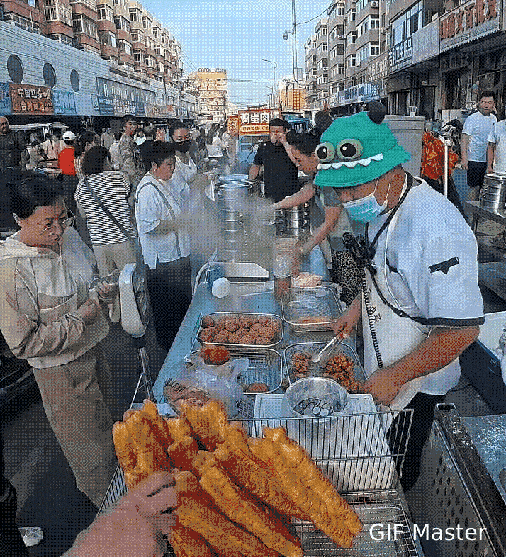 早市里这一幕，看完很多人吵翻了！一位老人走到油条摊位前，直接伸手去摸还没售卖的
