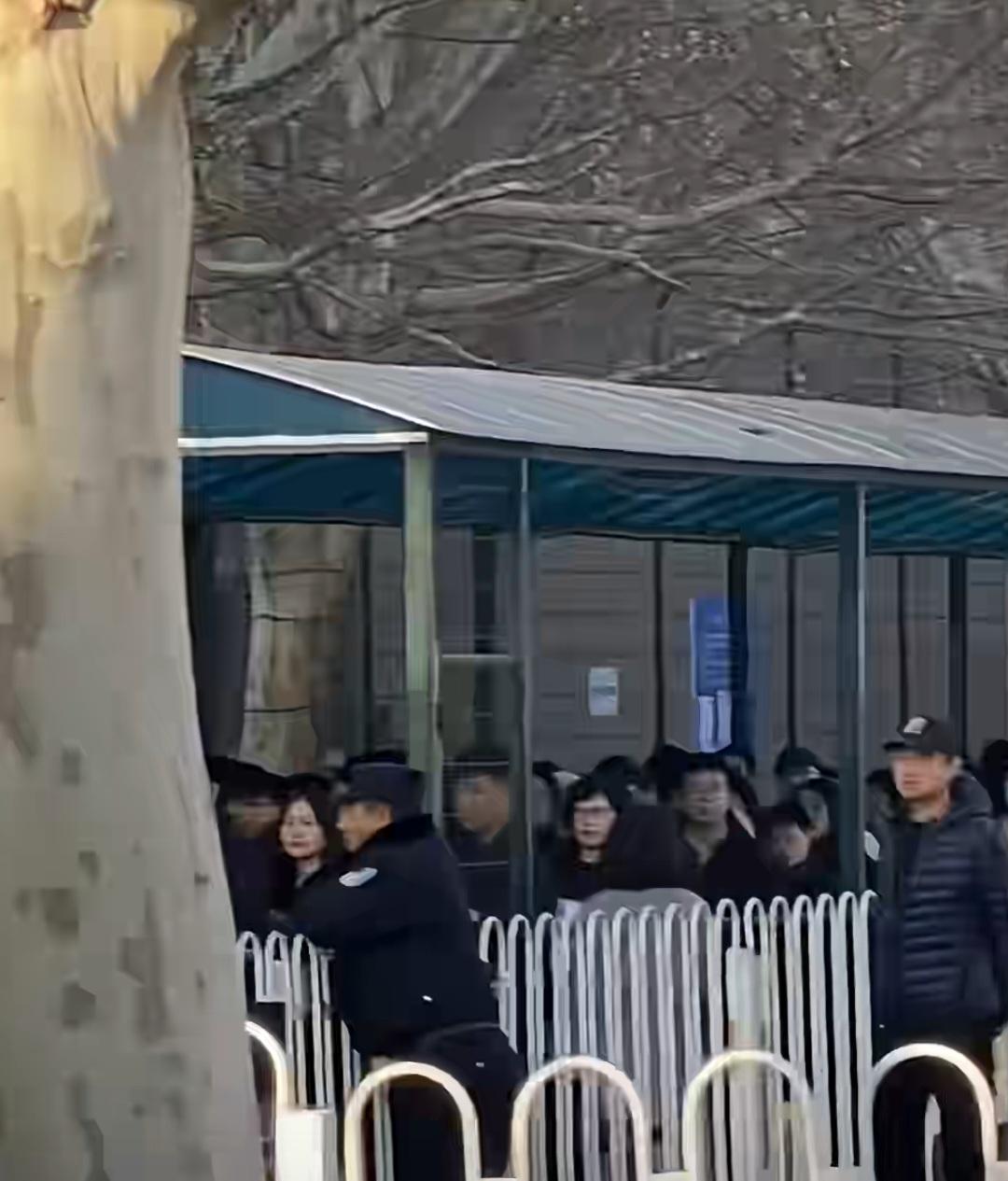 在北京美国大使馆排队签证队伍，是为赴美示威？最近一些国人在炒作美国中产斩杀线