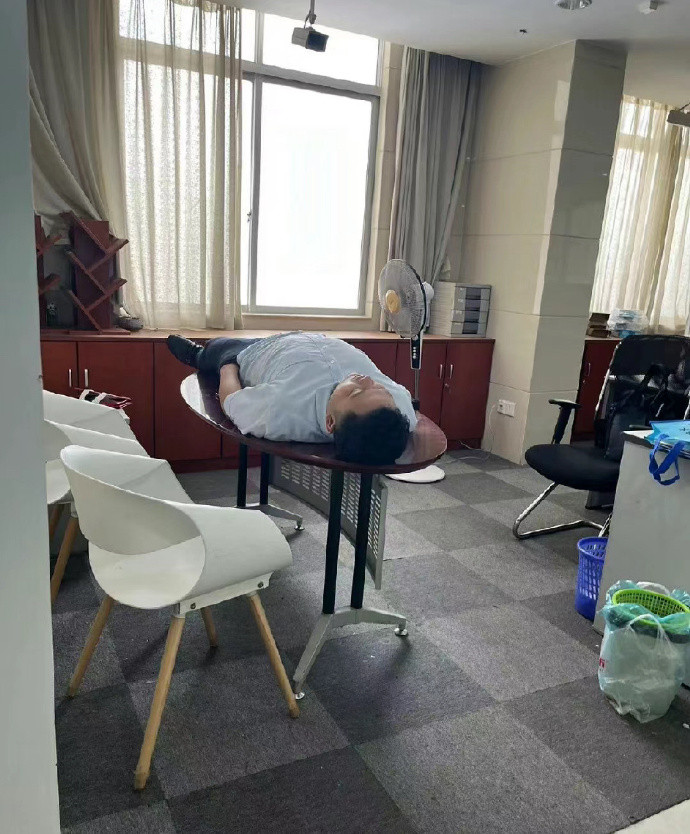 银行人的午休考验的是睡姿