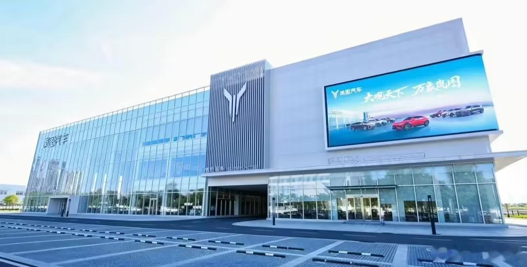 【 东风汽车宣布，旗下东风岚图武汉黄金工厂旗舰店在武汉经开区正式启幕。...