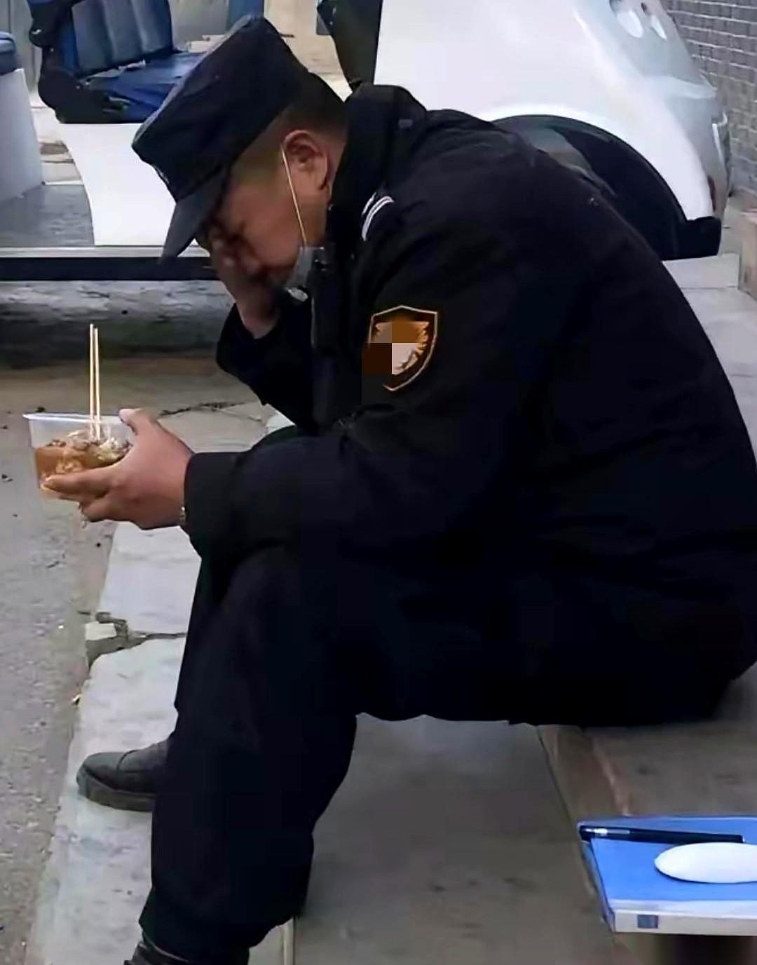 “保安处理事情能力太差，建议更换掉。”这是老王今天早上收到的投诉。投诉他的人