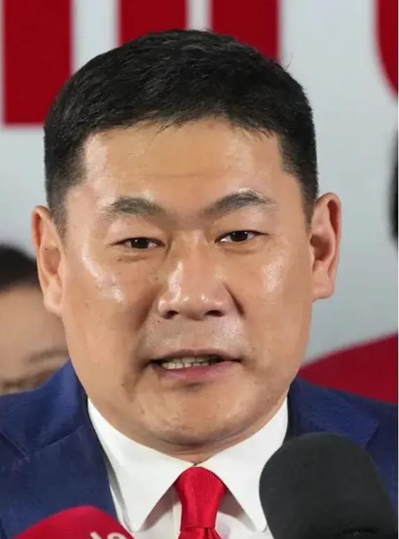 蒙古国的总理被蒙古人民敢下台了。有一个坑爹的儿子引发了国民的不满。但是也充分说明