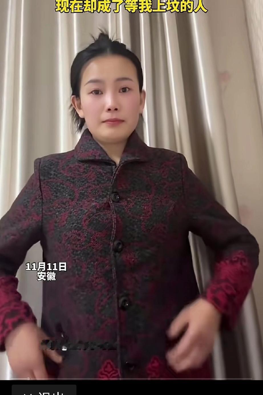 女子穿着奶奶生前的衣服去给奶奶扫墓，当女子穿上衣服那一刻，眼睛湿润了，曾经带自己