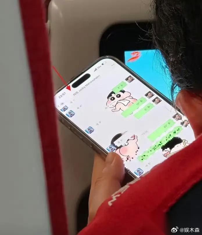 6月28日，向佐和向佑，冲上热搜。有网友晒多张照片，爆料向佑坐飞机经济舱，舍不得