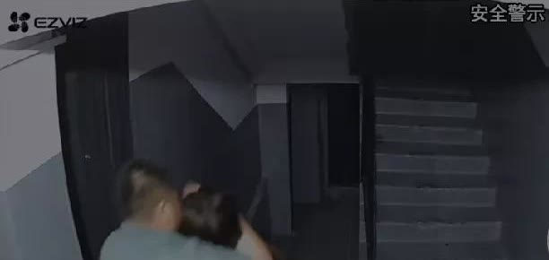 外省某市一段监控录象拍到惊人事件，一名女子回家进入住宅楼，上楼梯时后面一名男子紧