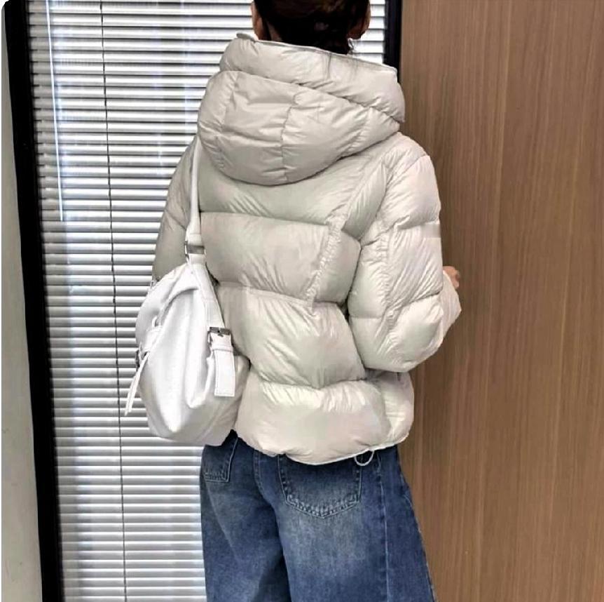 最近网上出现不少声音，批评短款羽绒服“不保暖、不实用、也不好看”，甚至劝大家不要