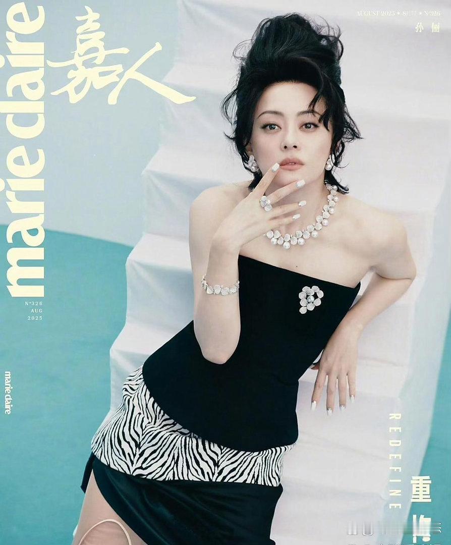 孙俪全新杂志封面释出，短发造型格外适配她，氛围感拿捏到位，完美凸显个人气质，大家