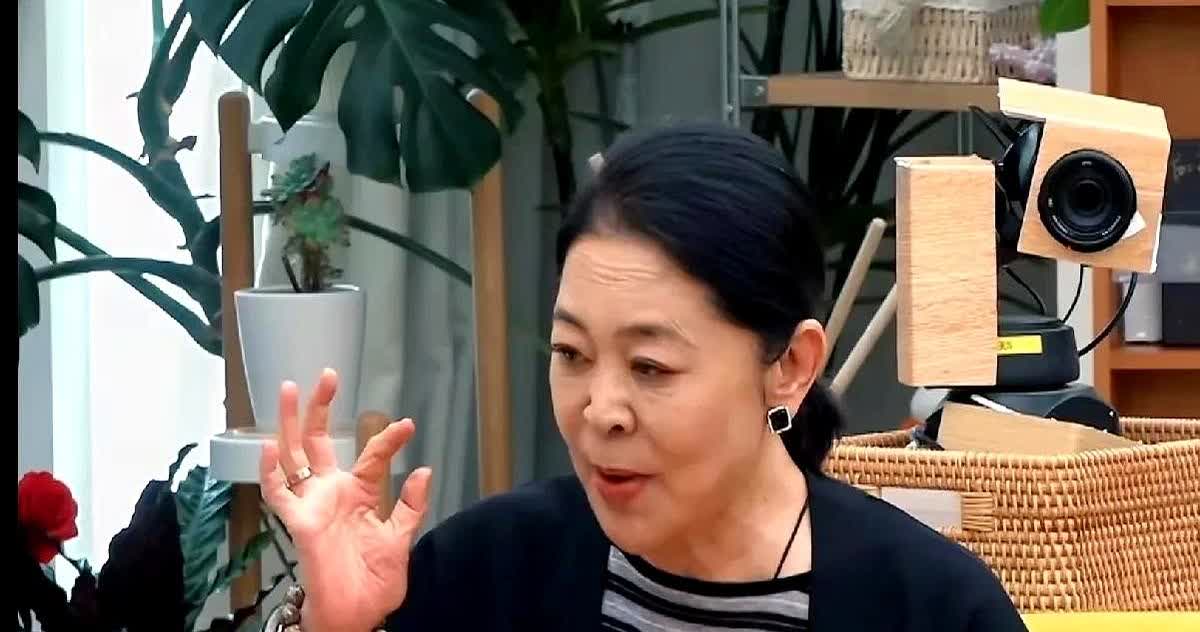 倪萍去李雪琴和毛不易家做客，送的礼物却是一包卫生纸，李雪琴都惊呆了，倪萍却没有任