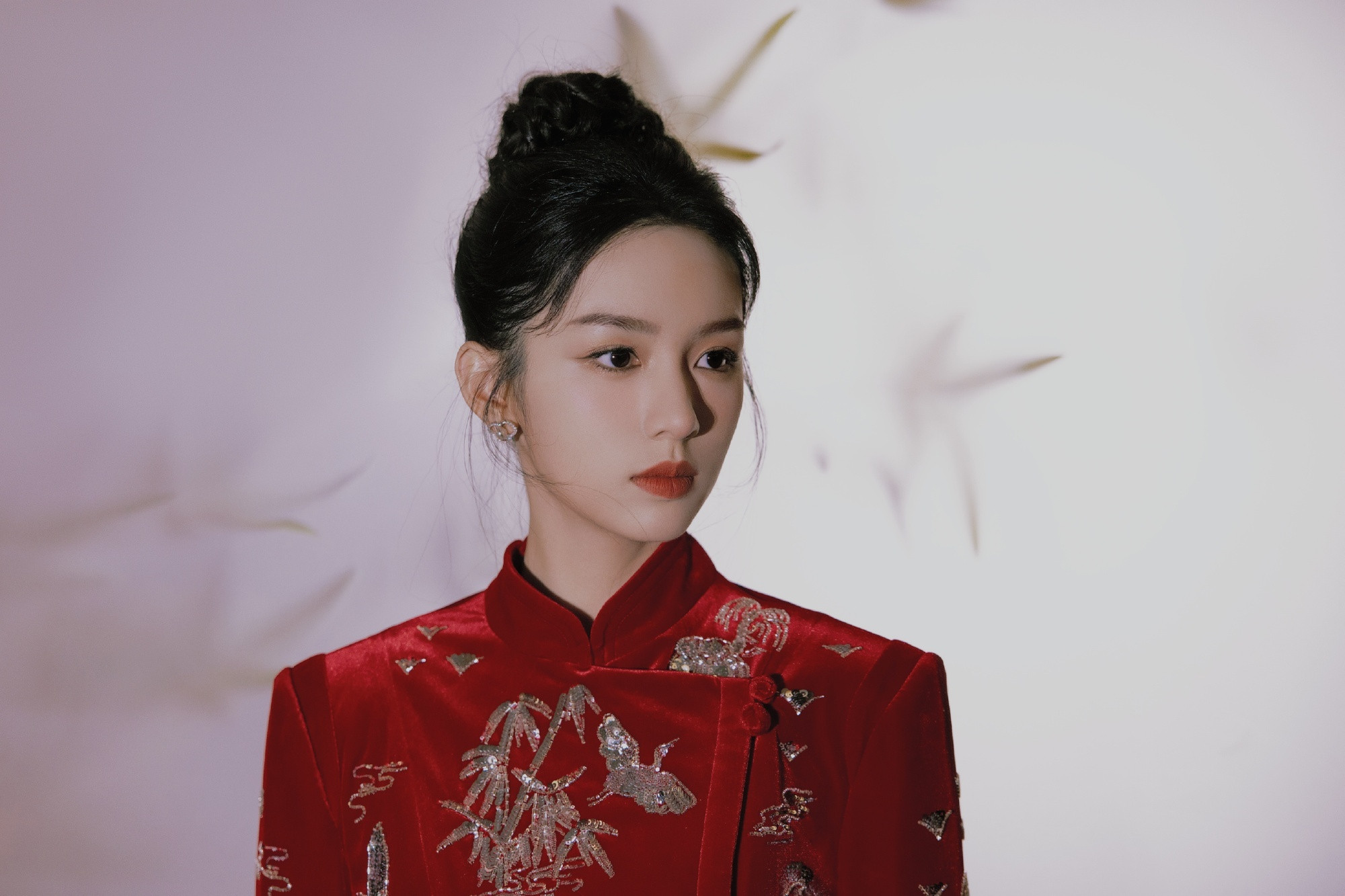 周也红色旗袍，新岁梦甜，红红火火。周也