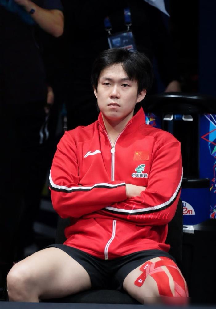 梁靖崑赛后采访哽咽，手抚球台像在告别，国乒更衣室到底发生了什么？别光看他输给