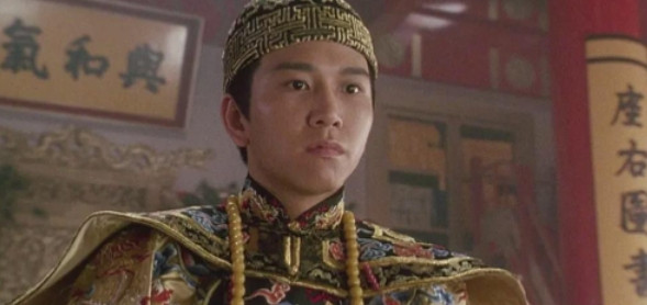 1992年，在拍摄《鹿鼎记》时，导演王晶对“康熙”的扮演者温兆伦百般刁难，可温兆