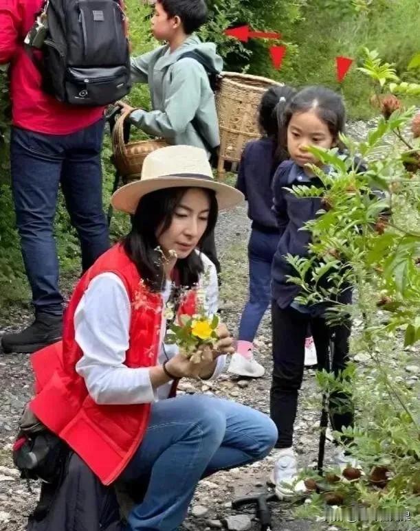 郭晶晶一家子云南旅游的照片曝光了，这画面太温馨了！照片里，郭晶晶和妈妈、婆婆