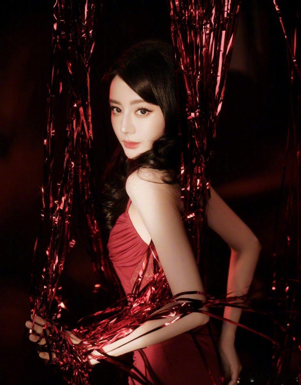 【迪丽热巴已成立个人独资工作室】天眼查任职信息显示，迪丽热巴·迪力木拉提名下关