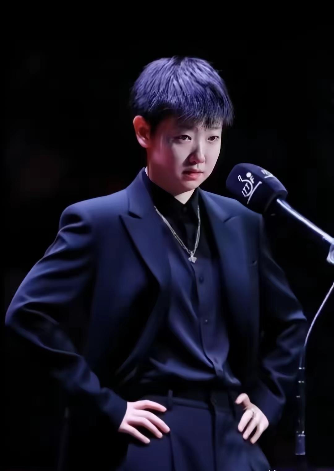 孙颖莎素颜黑西装封神！这才是顶级的高级感终于懂了什么叫真正的气质杀！不靠浓