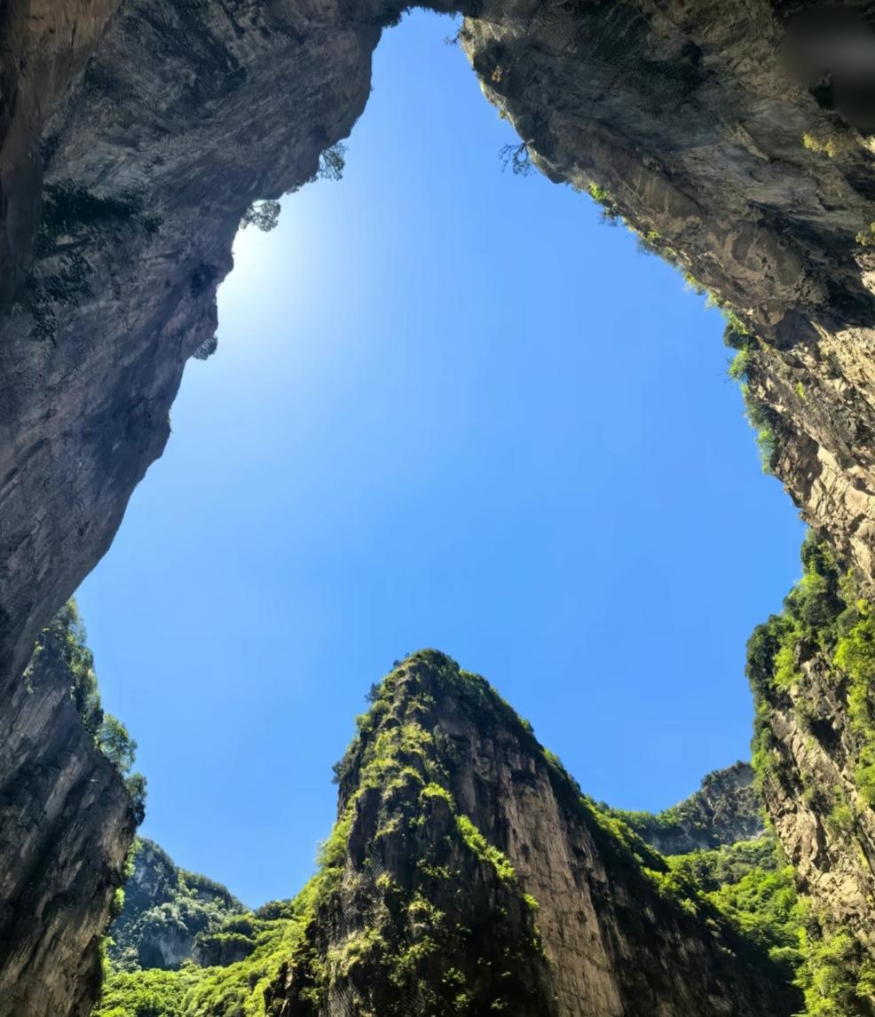 山西长治八泉峡，奇峰林立、怪石嶙峋，碧水潺潺、飞瀑如画，一山一水皆是大自然最美的