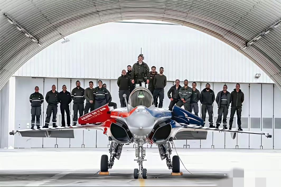 印度“叠罗汉”传统，这次轮到阵风战斗机了😂🇮🇳印度人把叠罗汉的传统玩