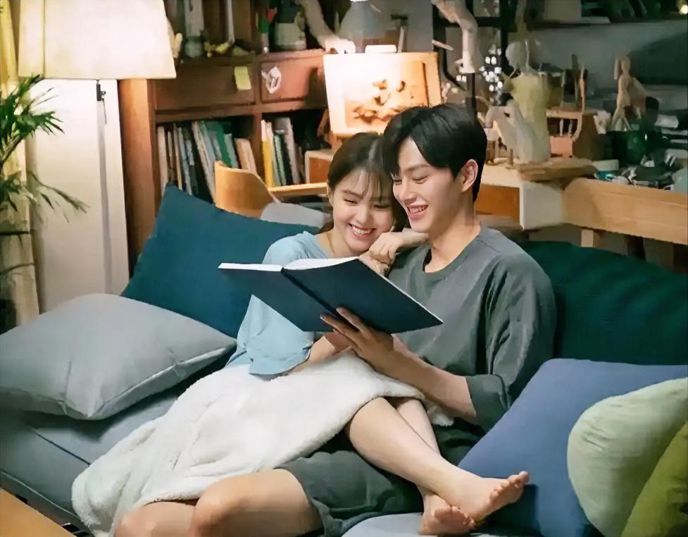 一个男人的品位，不看他穿什么用什么，而是看他身边站着什么样的女人我有个做投资