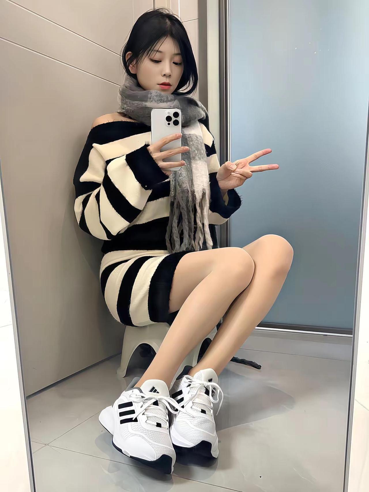 喜欢小猫就要享受小猫的坏脾气。百搭鞋子阿迪达斯adidas