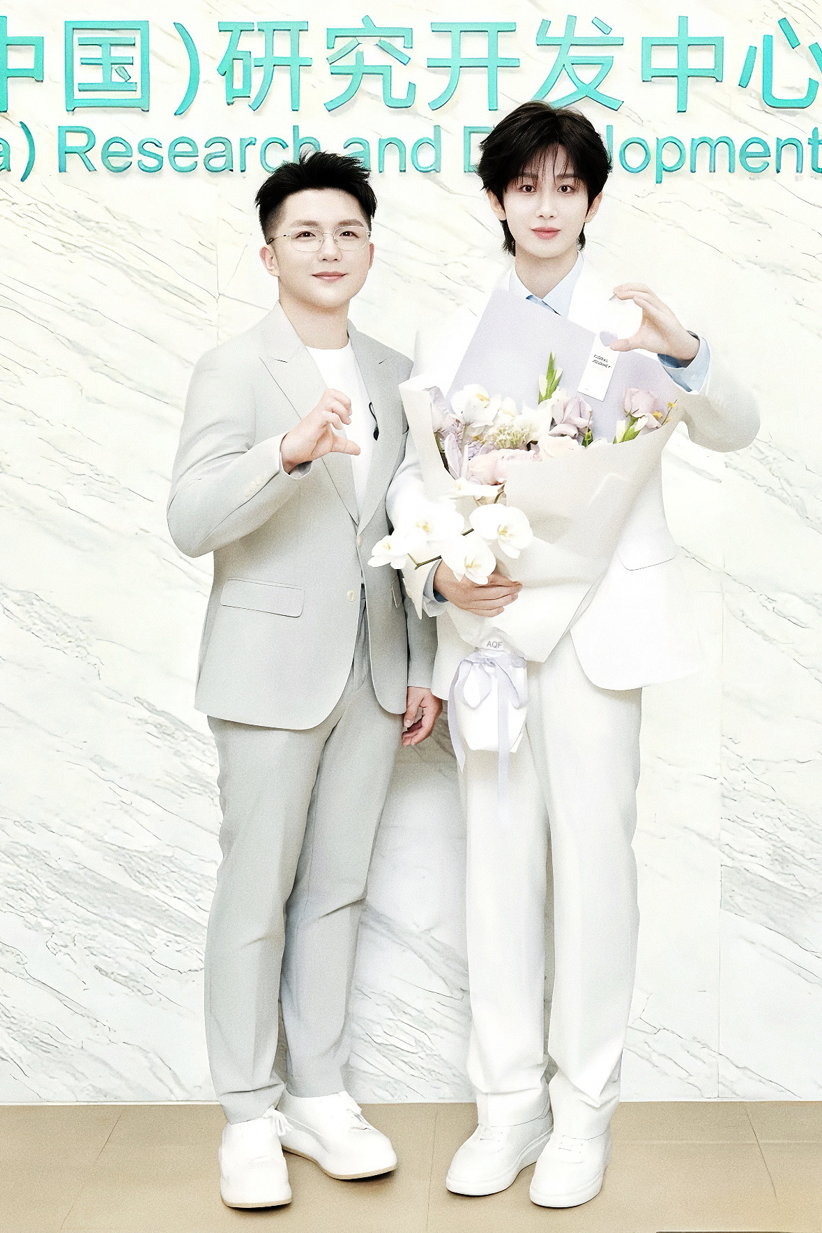 又是令人羡慕的合影居然还是比心♥️