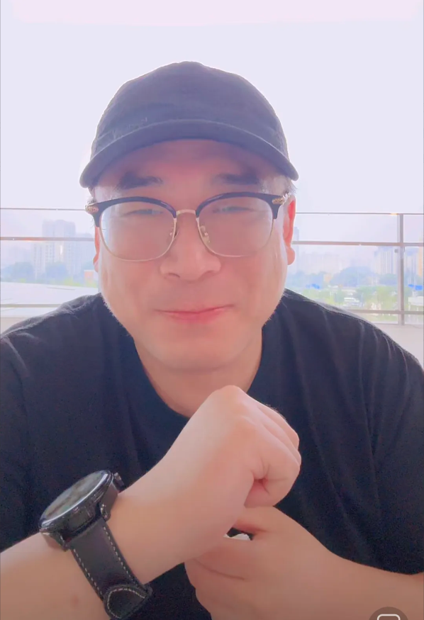 云昊晚上直播，说自己还在北京！提到千骨：人家是一米五的个子，我一米八的个子，