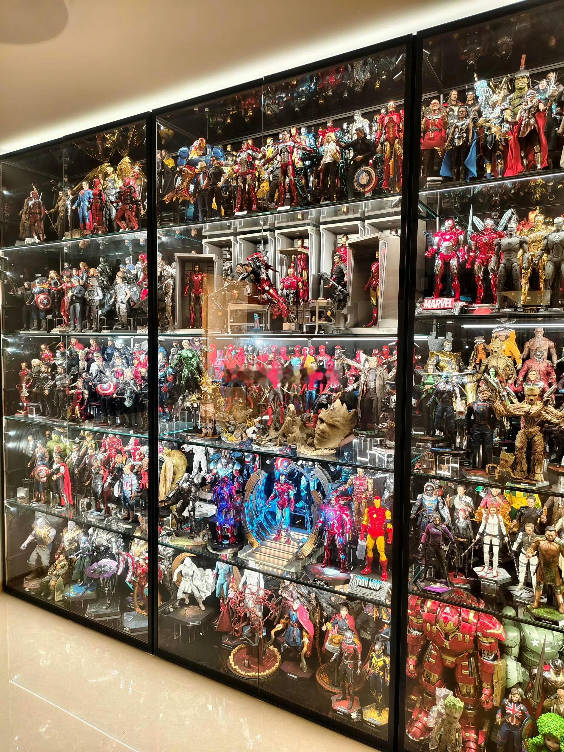 手办都卷到这种程度了吗这一整面手办墙直接看傻了！漫威角色整整齐齐排满柜，钢铁侠战