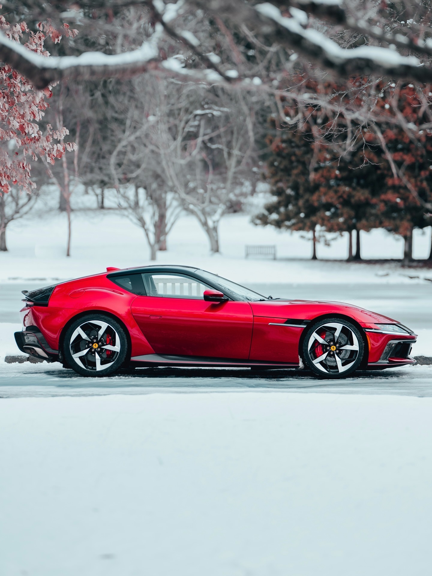 给法拉利12Cilindri装上了雪地轮胎，带它出去舒展一下筋骨！将Manett