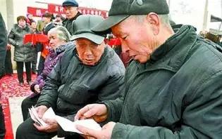 我们正在经历一场社保史上的“绝版奇迹”！眼下领着丰厚退休金、全球各地打卡的这批人