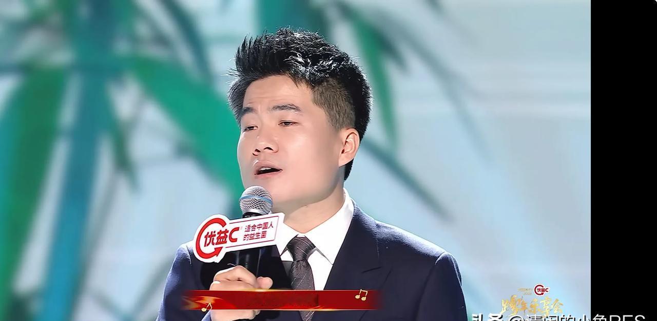 凌晨3点，董宇辉发文道歉。原因是跨年夜演出后，他没能和等候的粉丝合影。不是不