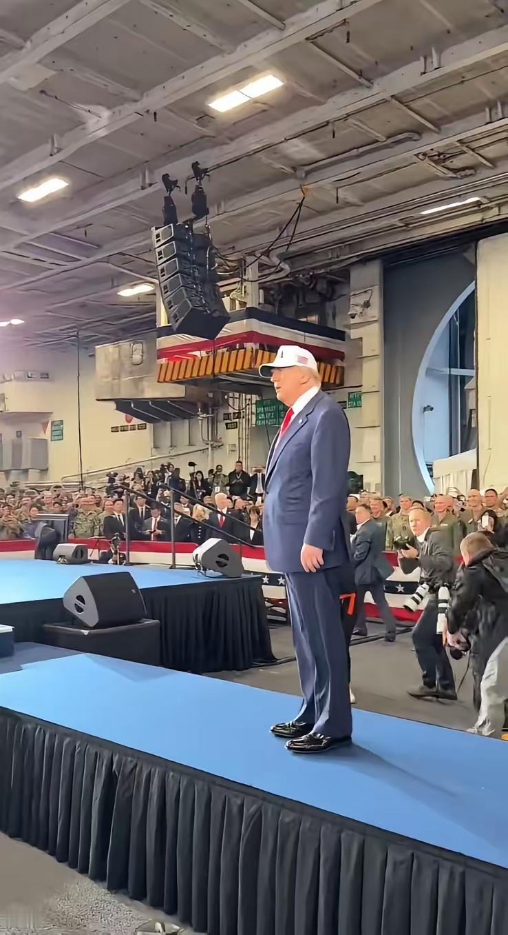 还一本正经的视察航母呢,航母上的官兵根本没有准备呀,坐没坐样,站没站样,就像看一