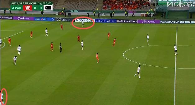 不知道怎么打就给边路1v1试试，总比几个中后卫倒来倒去强。。。。。。。别传了，人